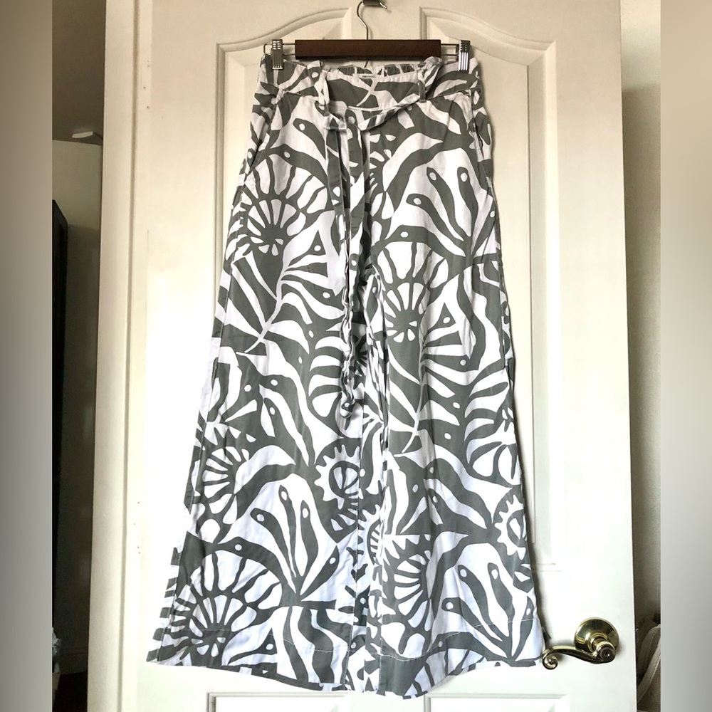 NWOT Nicole Miller Gray and White Patterned Maxi Skirt - Women's Flowing Skirt.